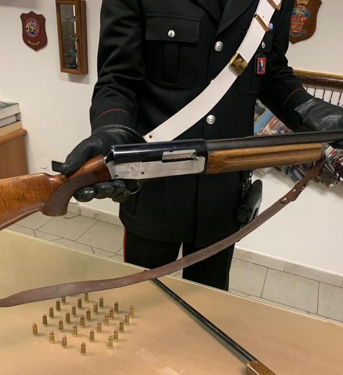 Teneva illegalmente in casa fucile e carabina, arrestato agricoltore a Volpiano