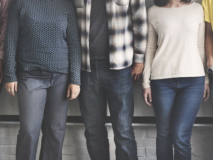 gruppo di giovani in piedi