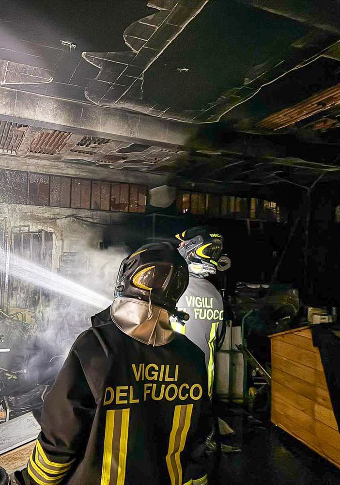 Incendio in un garage di Leinì, rogo spento dai Vigili del fuoco