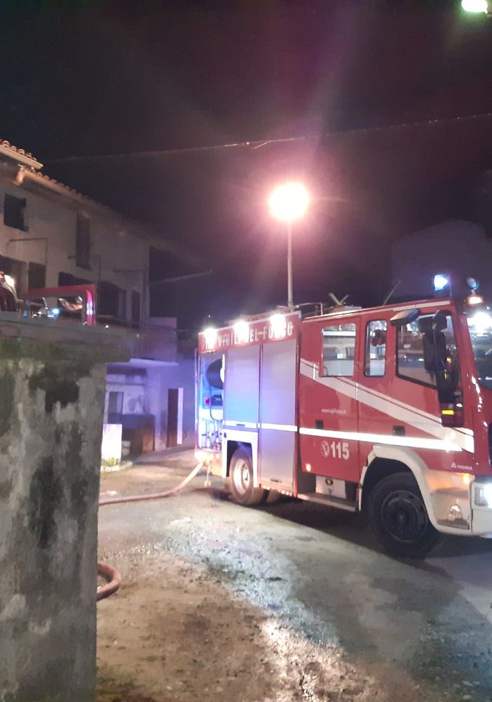 Ivrea, a fuoco nella notte tetto di una palazzina: famiglie sfollate