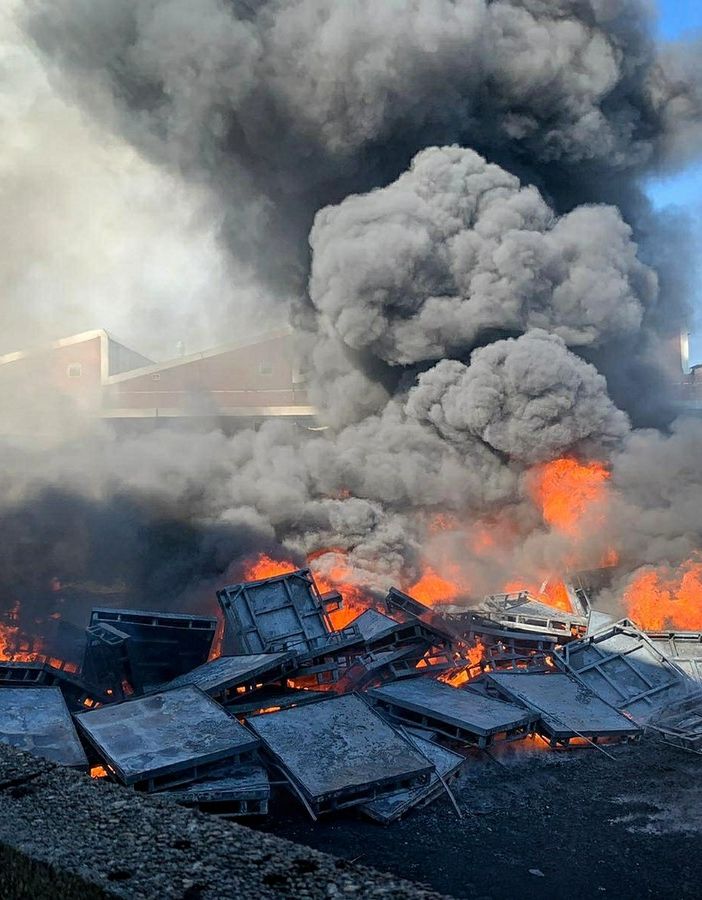 Incendio a Settimo Torinese, fiamme altissime: la colonna di fumo visibile da chilometri [FOTO]