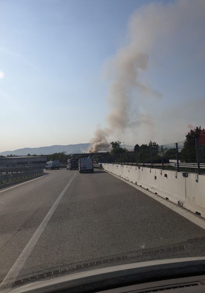 Il rogo in via Brandizzo 130: a prendere fuoco rifiuti elettronici