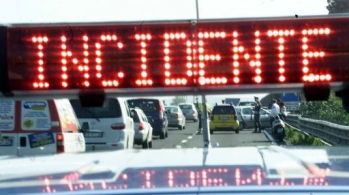 scritta luminosa &quot;Incidente&quot;