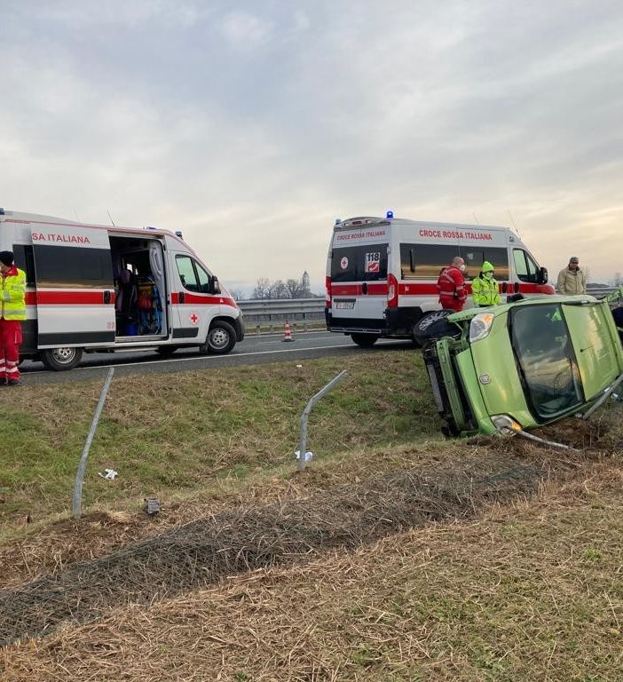 Incidente sull'A5, auto si ribalta e finisce nei campi: conducente in ospedale