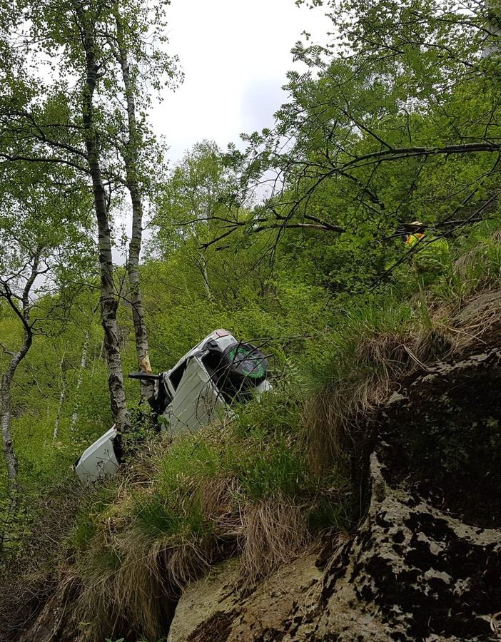 Ivrea, finisce con l'auto in un burrone: morta una donna