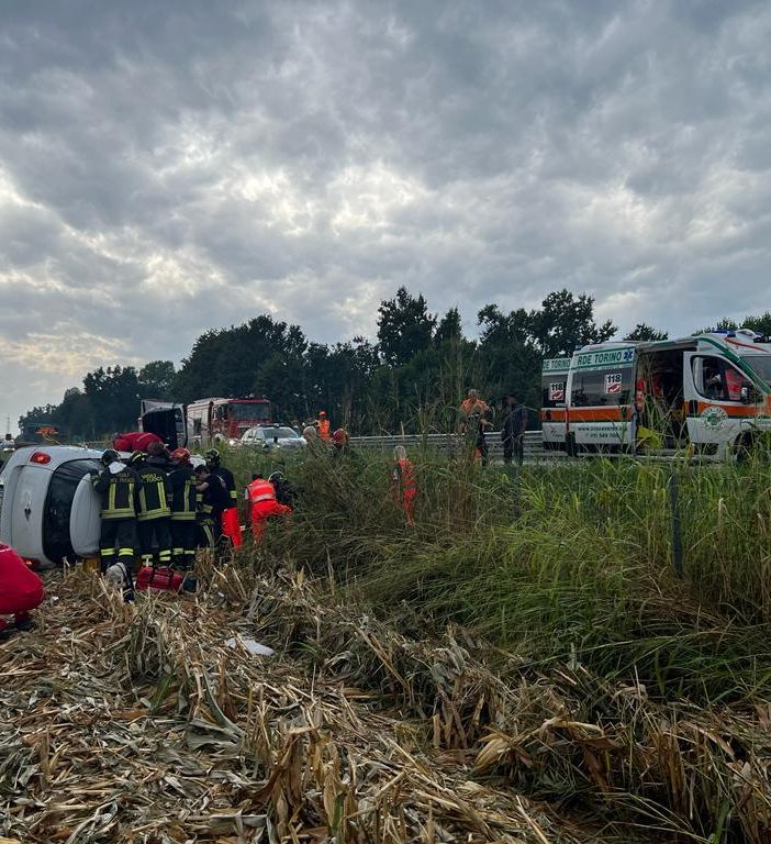 Ancora un incidente sull’A5: auto esce di strada e si ribalta, 4 feriti