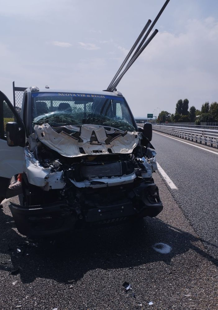 Scontro tra un tir e un autocarro: paura sulla Torino-Aosta, un ferito