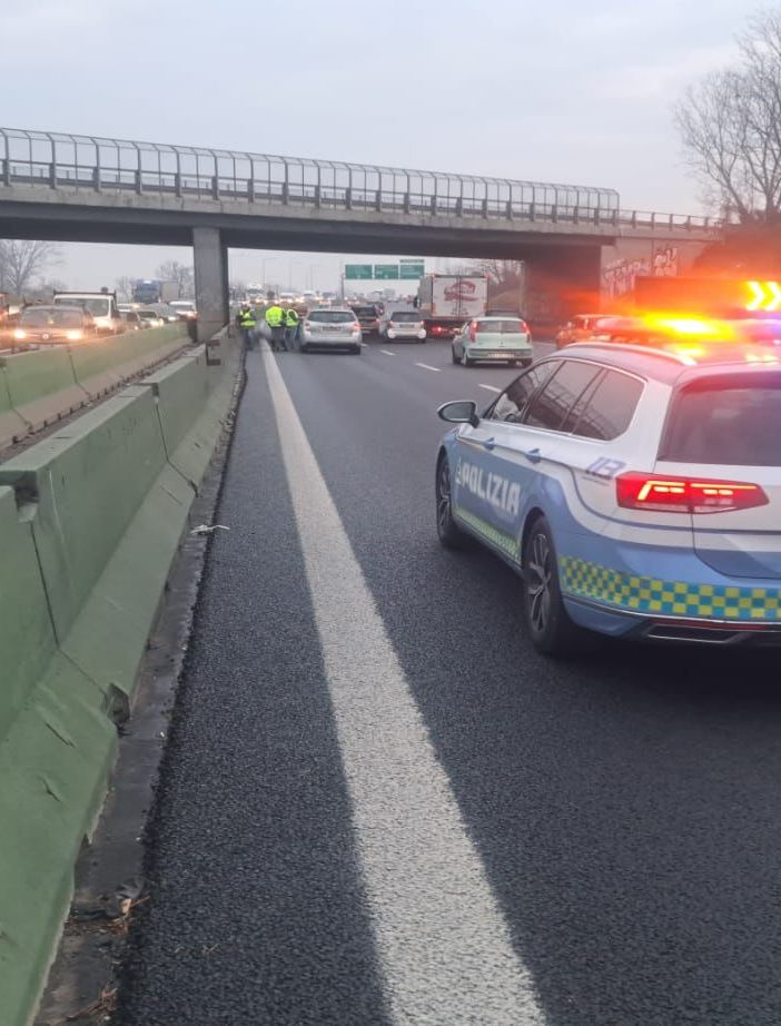 Tamponamento tra due mezzi sulla tangenziale nord a Collegno, traffico in direzione Milano