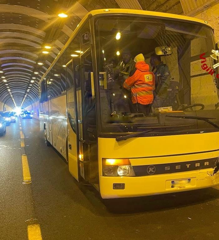 Un autobus turistico e due auto si tamponano in galleria: paura sulla Torino-Aosta. A bordo 48 passeggeri, 3 feriti