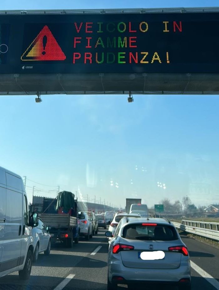 Un tir va a fuoco sulla Torino-Milano: chiuso un tratto dell'autostrada, lunghe code in direzione Torino