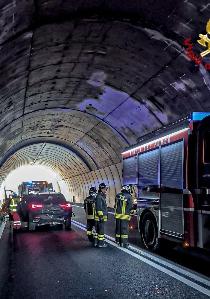 Strambinello, brutto incidente dentro la galleria Quagliuzzo: tre auto coinvolte