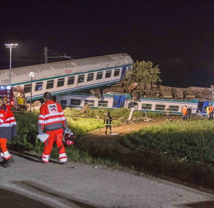 Disastro a Caluso, il paese attonito: &quot;Non oso pensare al macchinista, ha visto la morte in faccia&quot; (FOTO E VIDEO GALLERY)