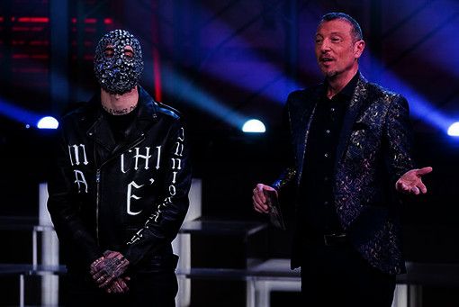 &quot;Il rapper istiga la violenza verso le donne&quot;: torinese querela Junior Cally, Amadeus e la Rai