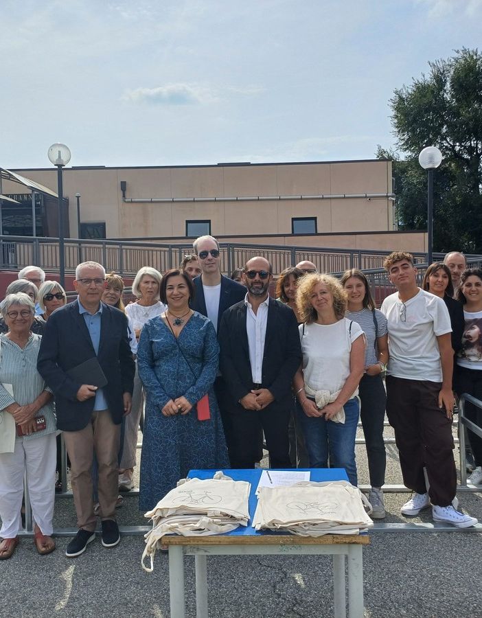 Al Liceo Gramsci di Ivrea taglio del nastro per l’aula all’aperto