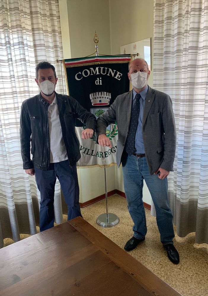 Due persone con uno stendardo