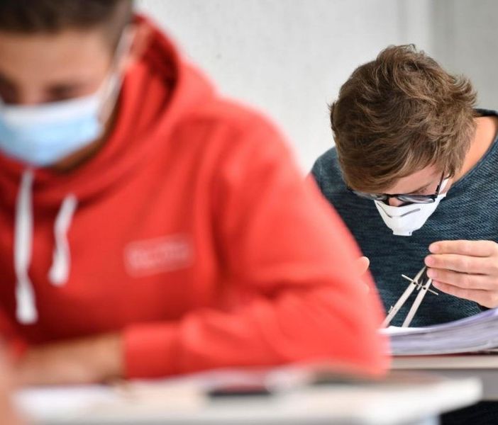 ragazzi con mascherine a scuola