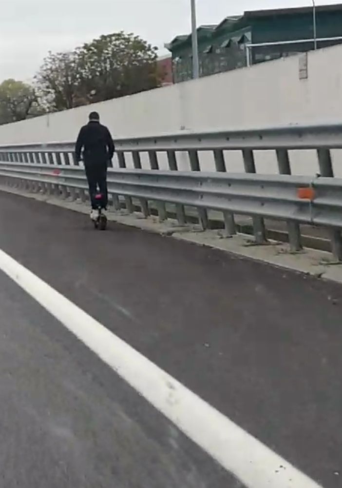 monopattino in autostrada
