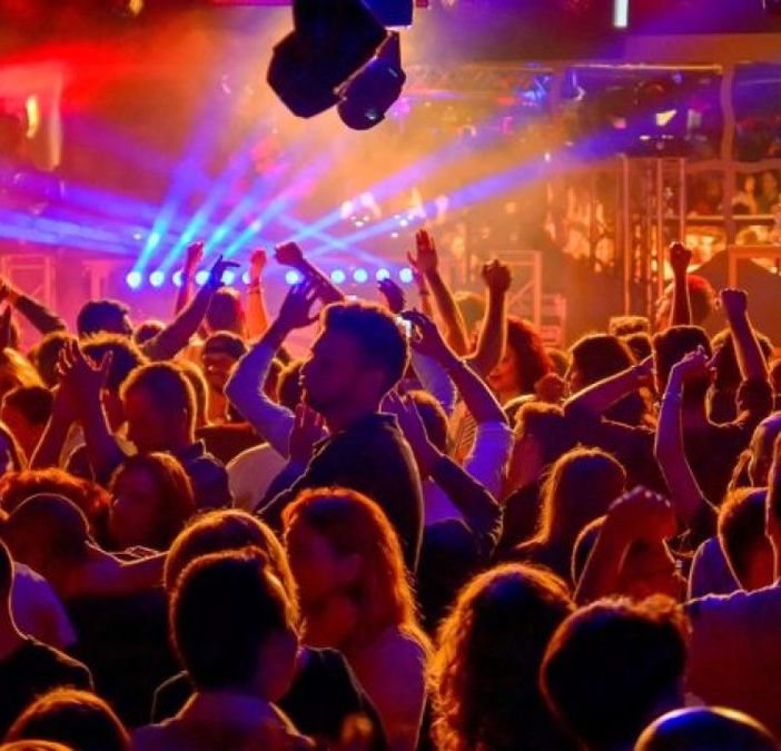 gente che balla in un locale pubblico gente che balla in un locale pubblico