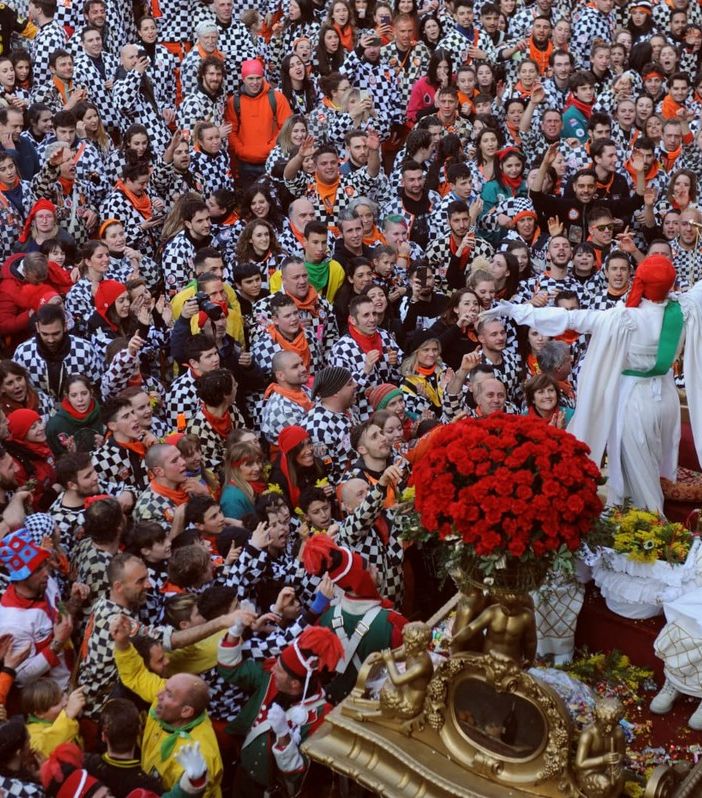 Storico Carnevale Ivrea: la Fondazione abbraccia la Mugnaia