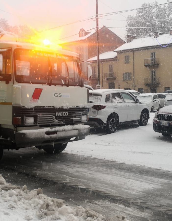 Mezzo spargisale con neve sulle strade
