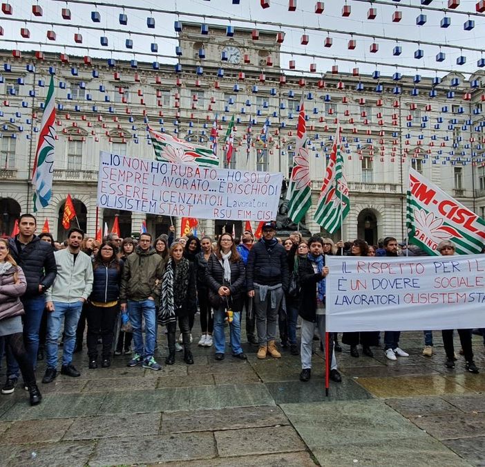 Un presidio dei lavoratori Olisistem davanti al Comune di Torino in occasione della visita del premier Giuseppe Conte