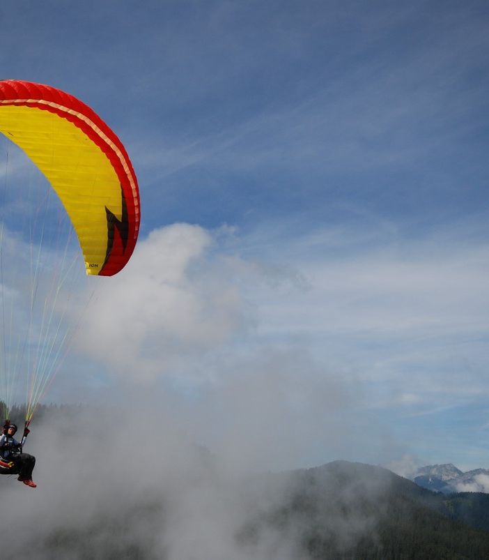 Precipita con il parapendio, uomo si frattura le gambe