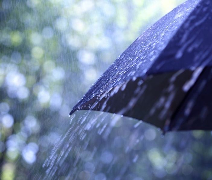 piove, ombrello bagnato dalla pioggia