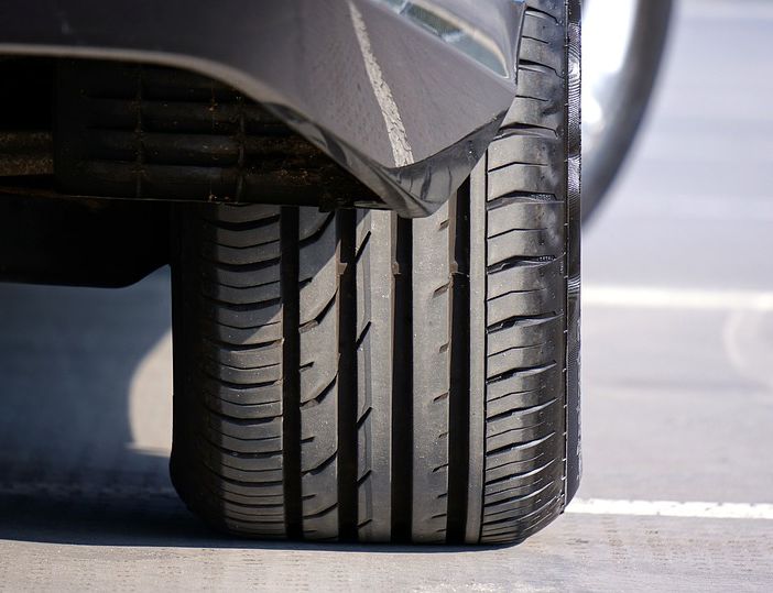 auto con pneumatico in primo piano