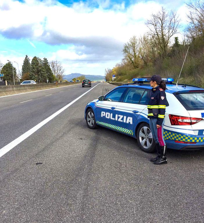I numeri della Stradale: fermati anche 128 guidatori ubriachi e 7 sotto l'effetto di droghe