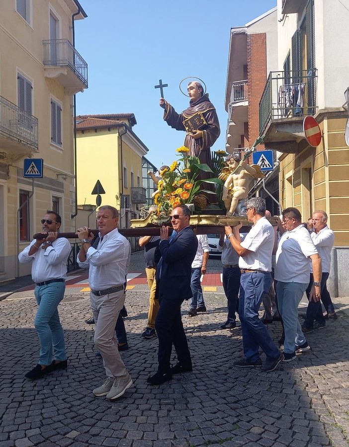 Processione con statua del santo