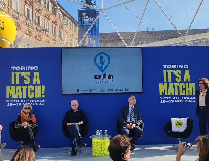 Presentazione all'interno della palla trasparente piazza Castello