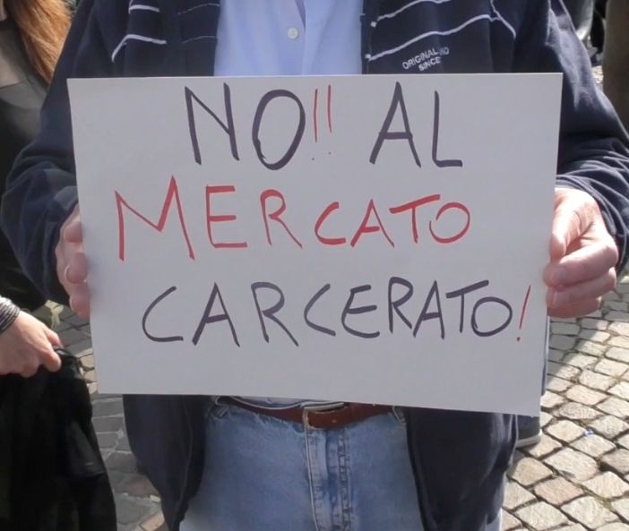 A Torino la rabbia degli ambulanti: “Basta prenderci in giro, con queste regole non sopravviviamo” [FOTO e VIDEO]