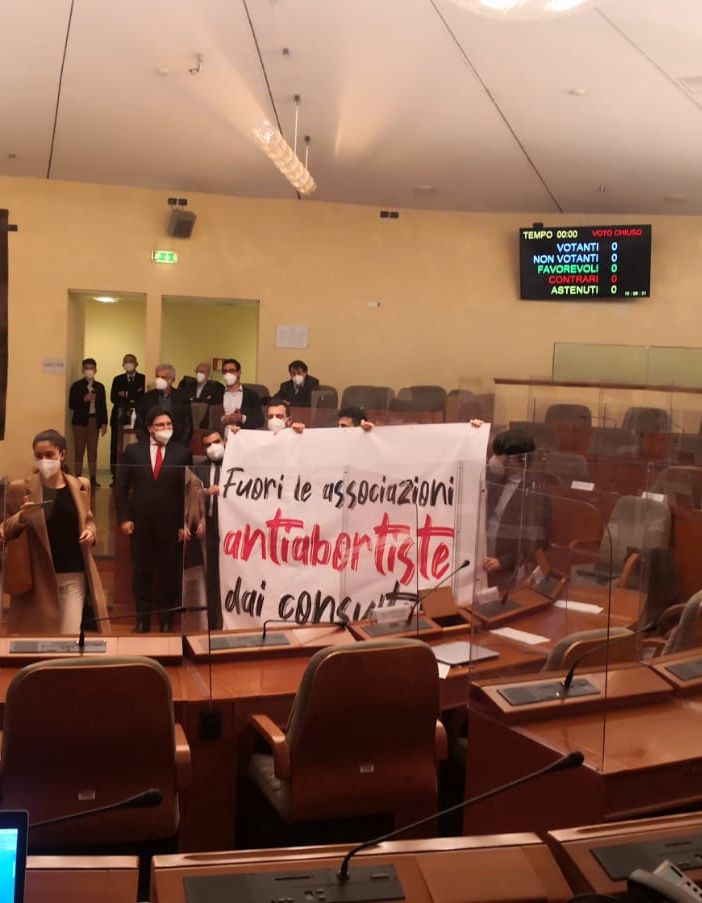 protesta contro assessore marrone