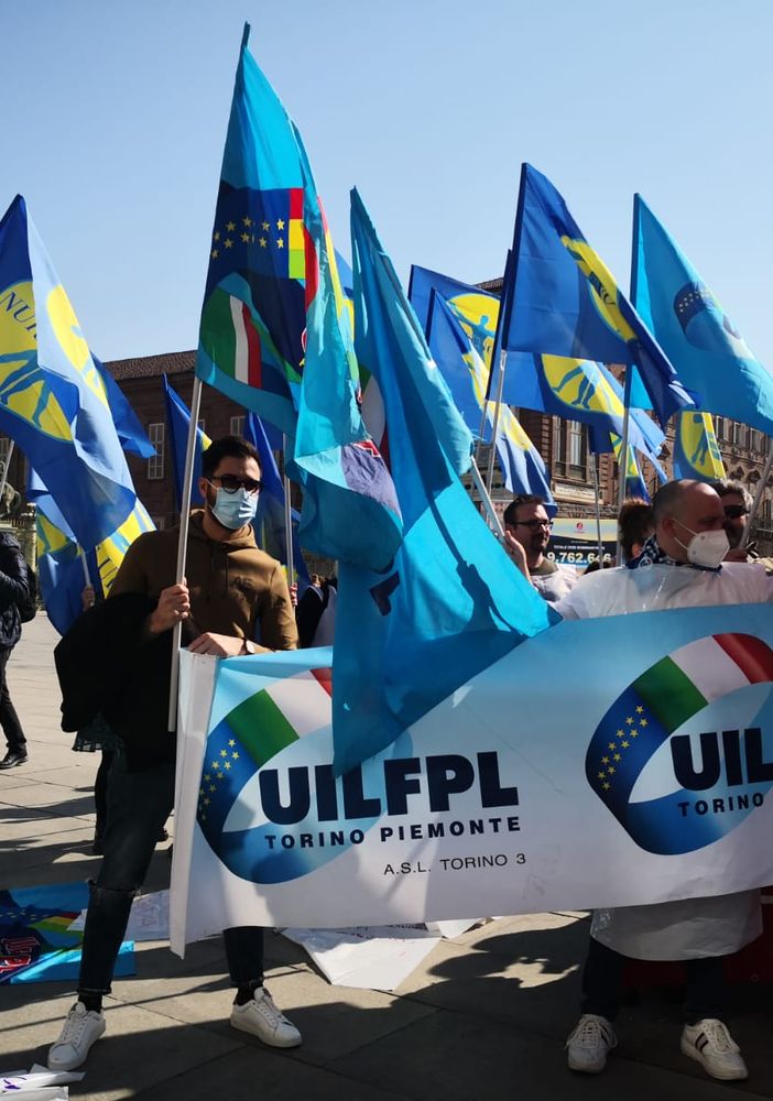 protesta con bandiere sindacali