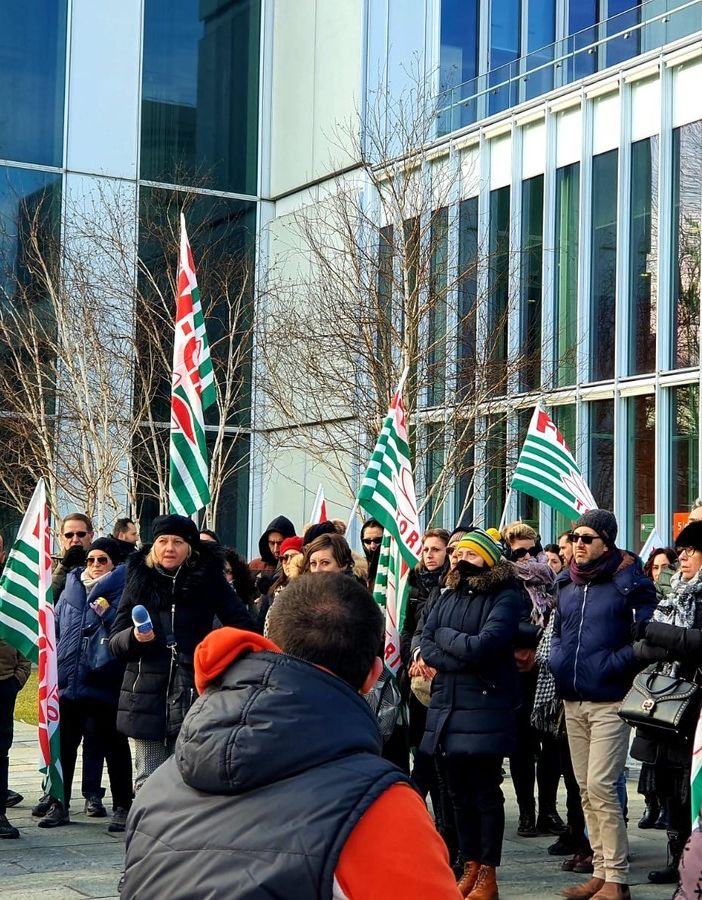 Lavoratori di Olisistem in sciopero davanti al grattacielo Intesa