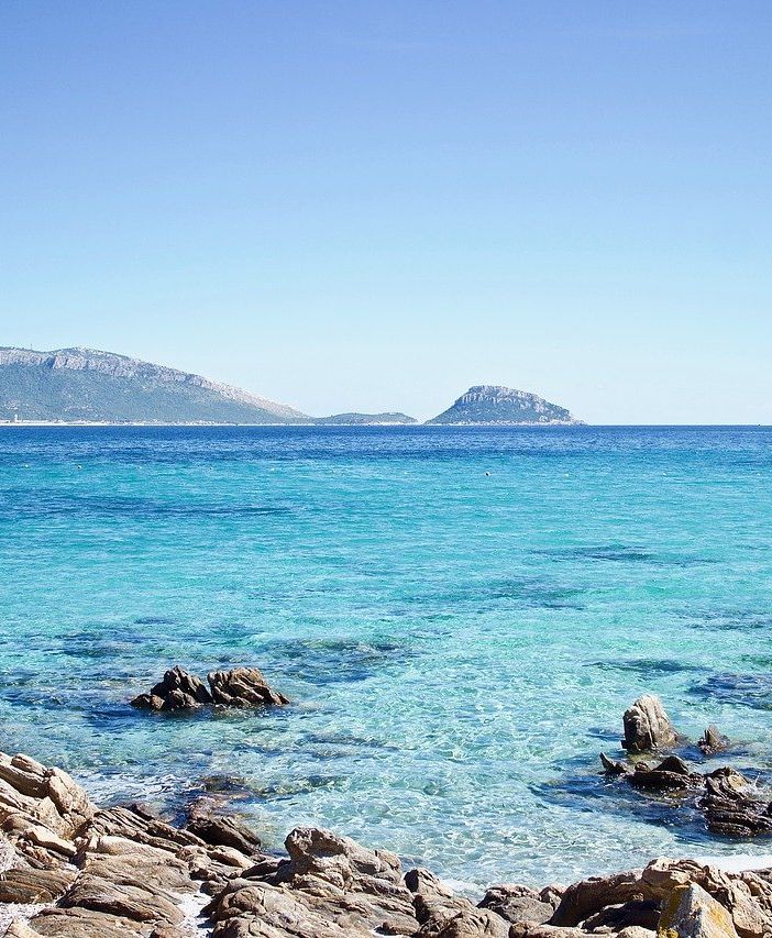 Destinazione Sardegna: meglio traghetto o aereo?