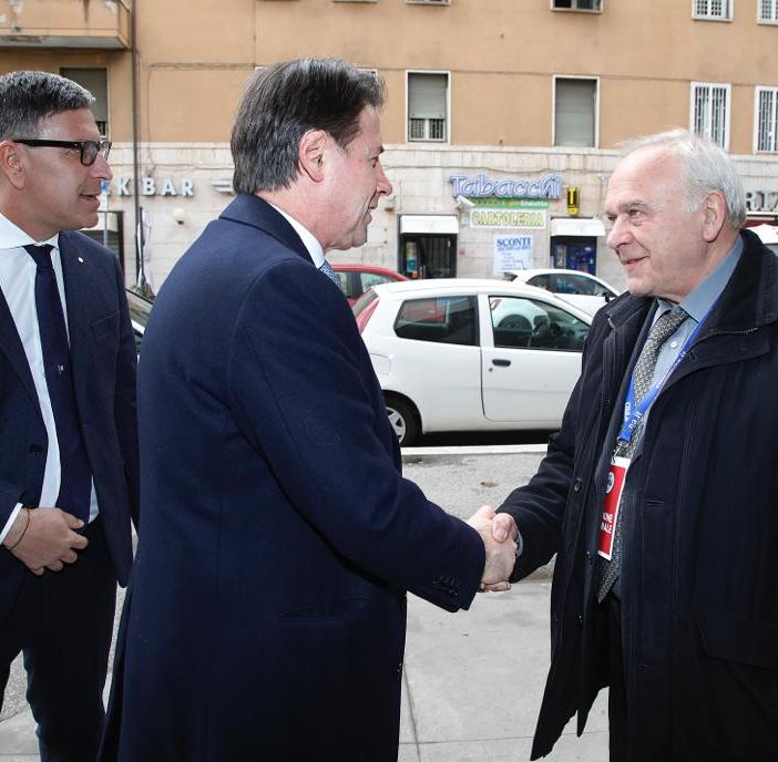 Stretta di mano tra Giuseppe Conte e Bruno Scanferla Stretta di mano tra Giuseppe Conte e Bruno Scanferla