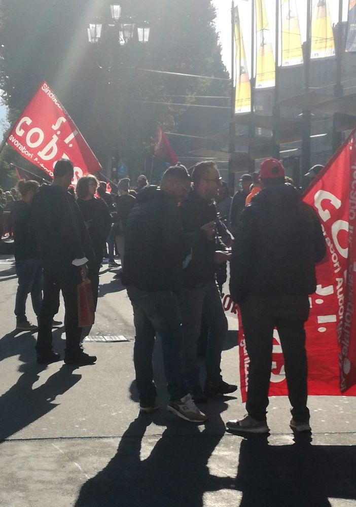 Sciopero generale a Torino, lancio di uova contro il Comune: imbrattati di vernice i muri del municipio [FOTO E VIDEO]