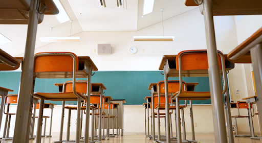 Scuola aula vuota con sedie e banchi