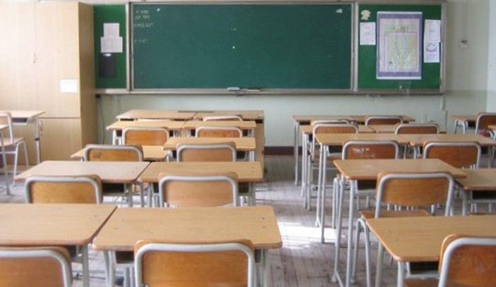 aula con banchi vuoti a scuola