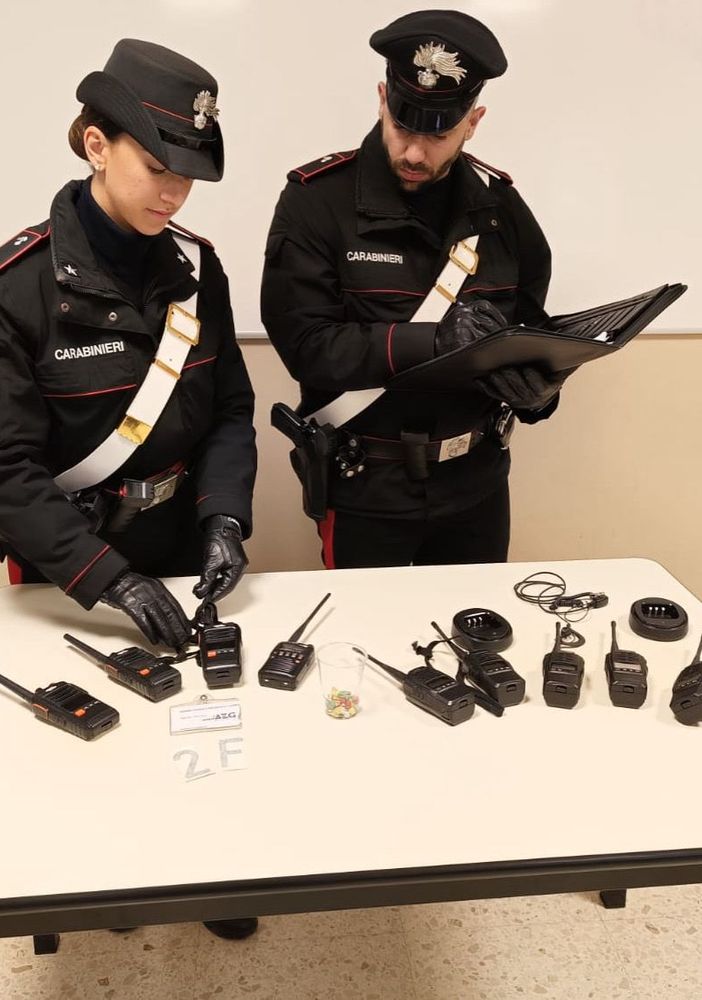carabinieri con oggetti sequestrati