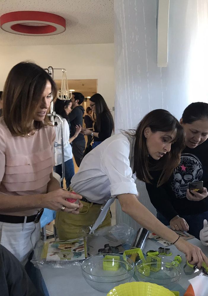 Biscotti per i piccoli pazienti del Regina Margherita: le sorelle Parodi si mettono ai fornelli [VIDEO e FOTO]