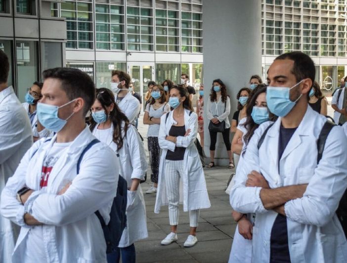 Medici specializzandi dedicati alle vaccinazioni: 400 volontari già ci sono, ma resta il nodo dei contratti