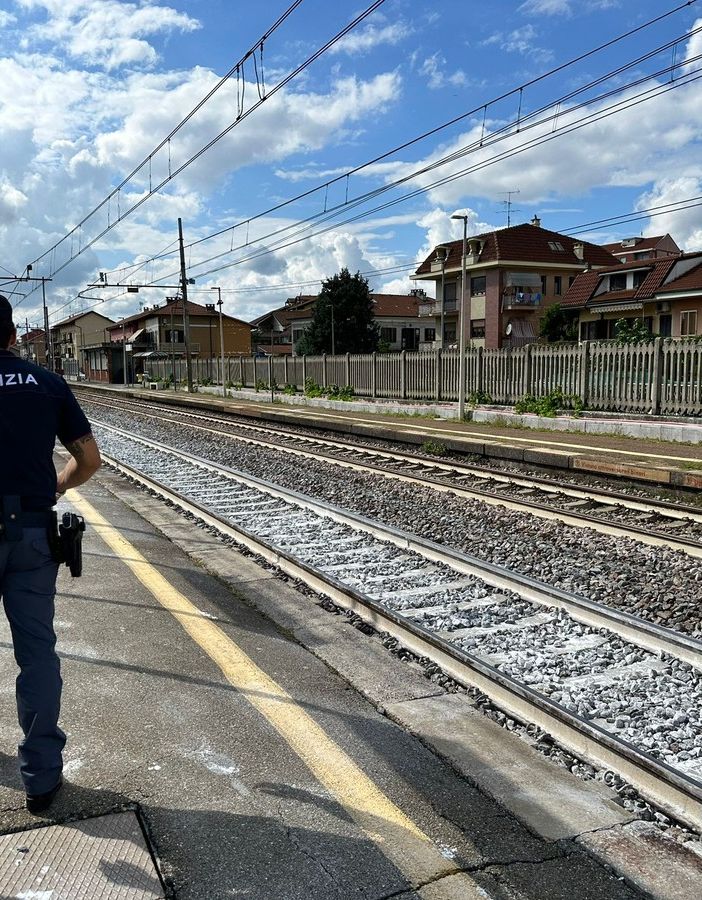stazione luogo della tragedia di Brandizzo con poliziotto