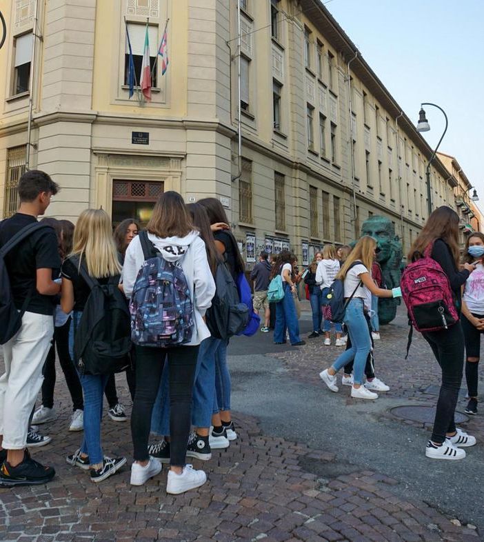 studenti fuori da una scuola di Torino studenti fuori da una scuola di Torino