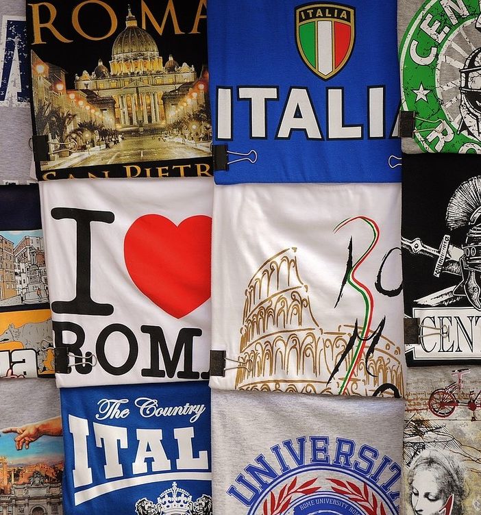 Perché i cantanti non possono fare a meno del merchandising