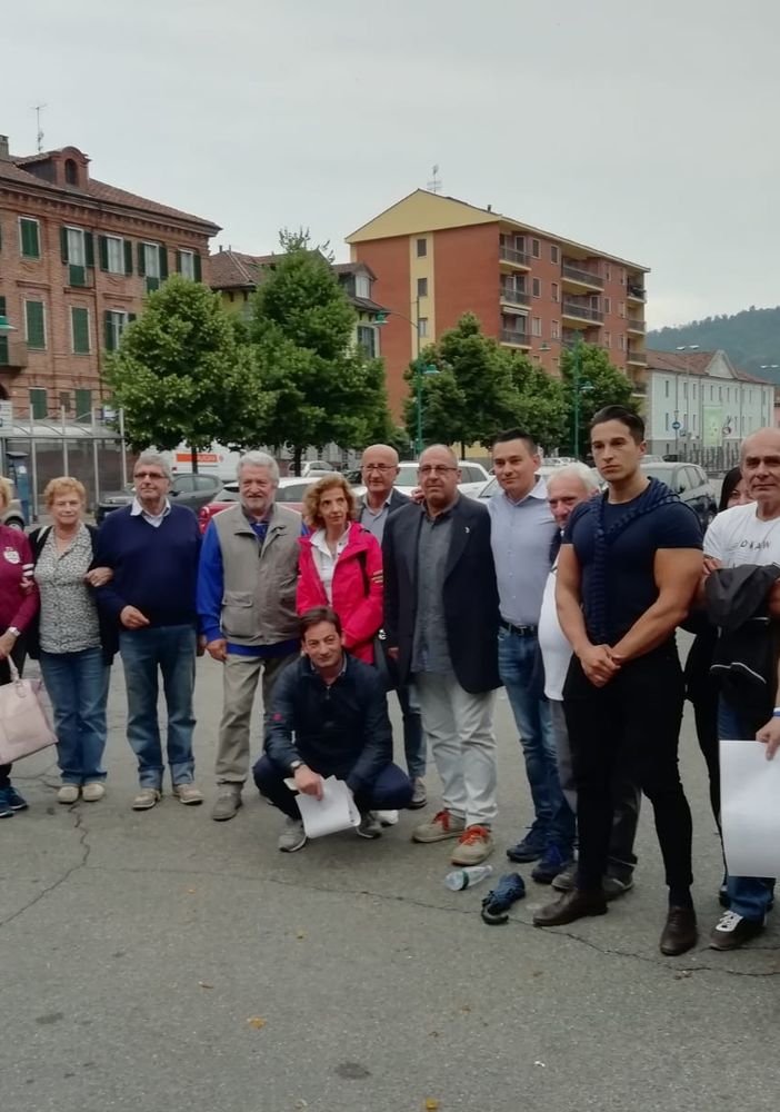 Pavone: marcia di solidarietà per il tabaccaio che ha sparato al ladro, uccidendolo [VIDEO]