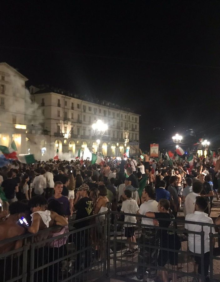persone ammassate in piazza Vittorio Veneto