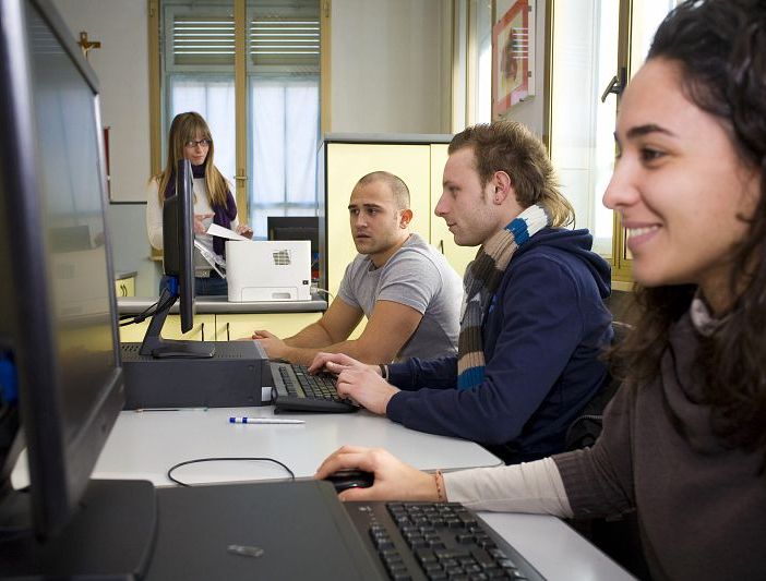 ragazzi di fronte ad alcuni pc