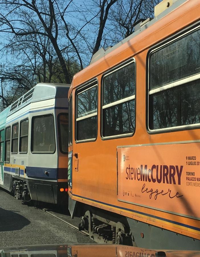 tram vecchi e nuovi lungo una strada di Torino